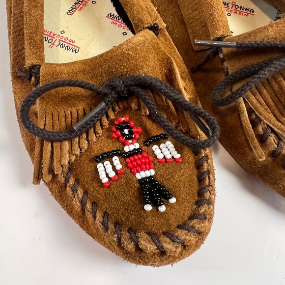 NEW Minnetonka Moccasins Women Brown Suede Beaded Thunderbird Fringe Slip On  7 - Picture 2 of 12